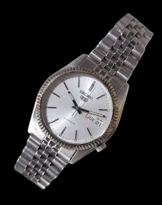 Seiko 5 Automatic 7S26 Fluted Bezel Herrenuhr Silber Zifferblatt