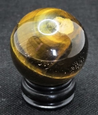 Natürliche Tigerauge Steinkugel / Kugel 43 mm, auf Ständer