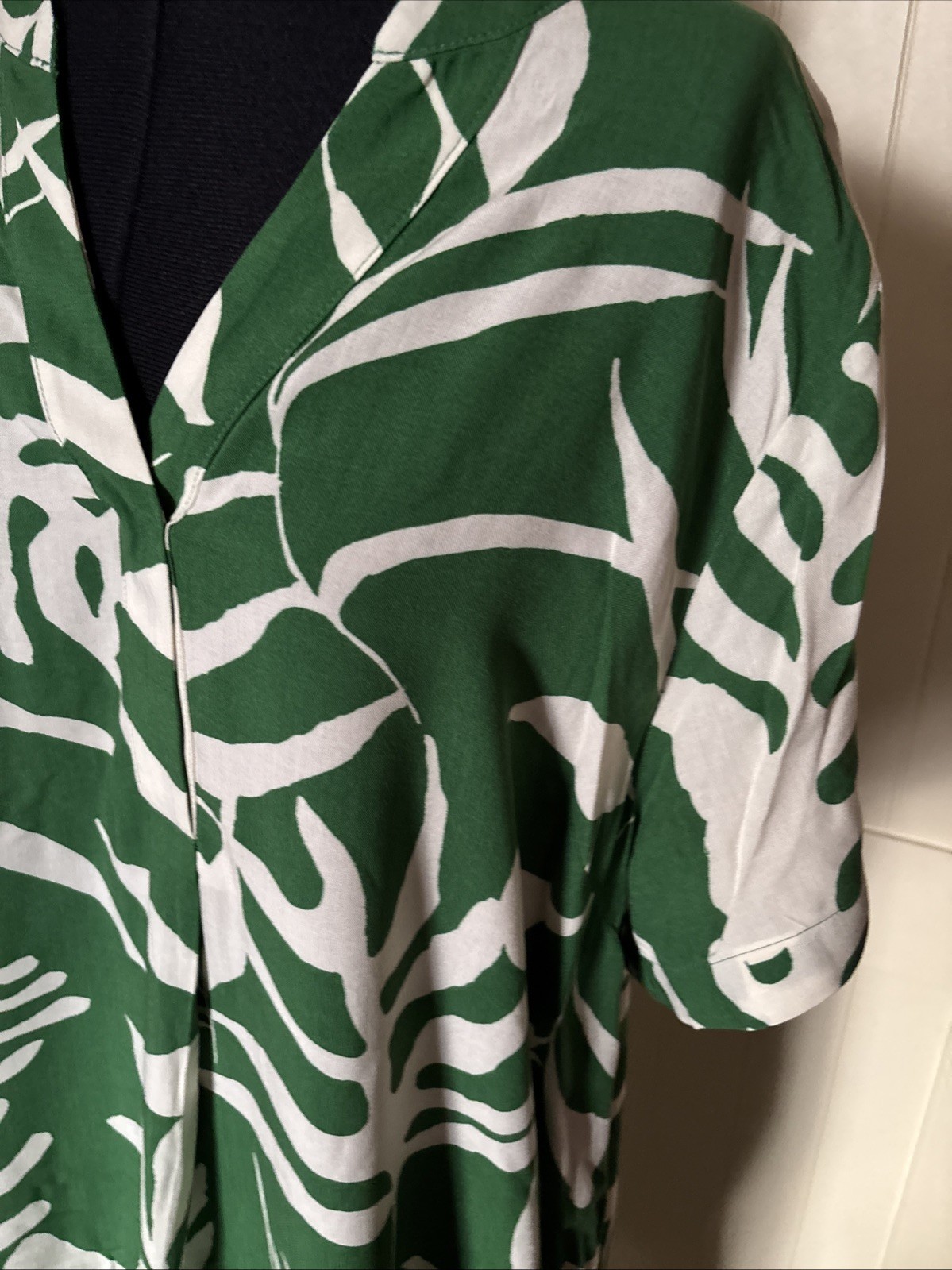 H&M Ladies Knee Length Tunic Dress Size M Green Mix Lightweight Short Sleeve thumbnail 3