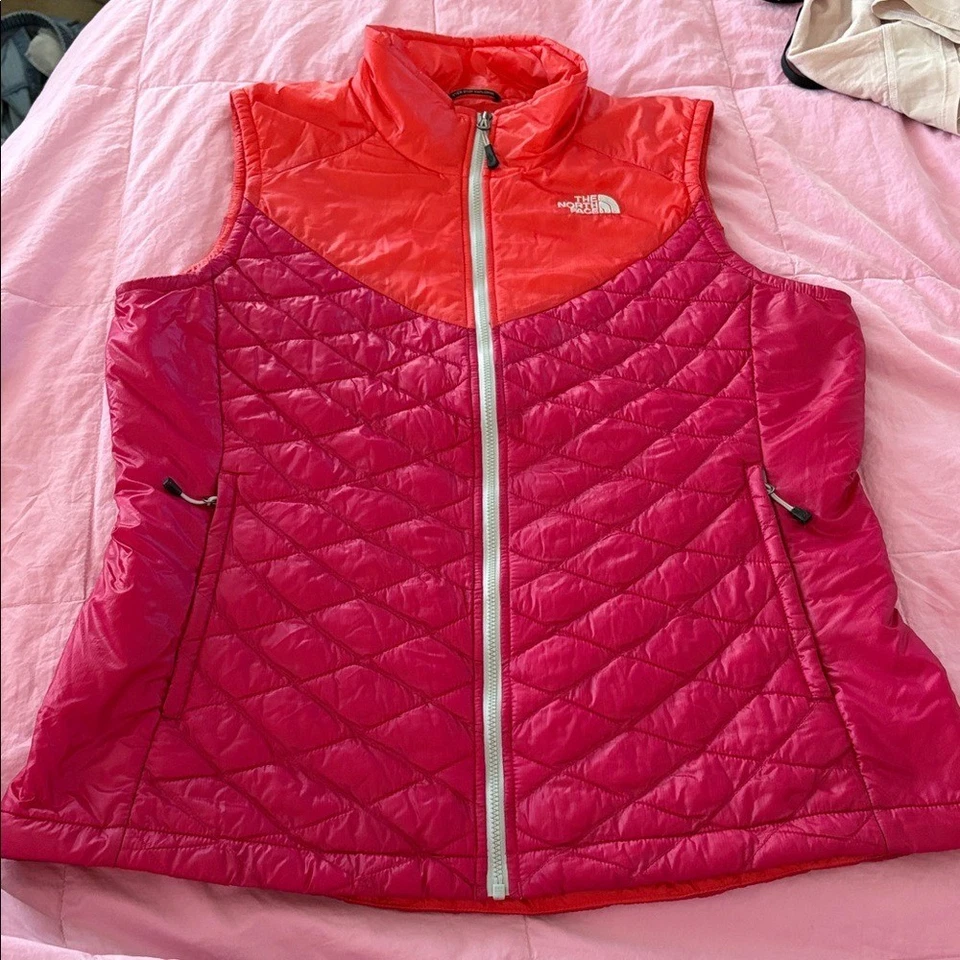 EUC Large The North Face Thermoball Vest Women's Pink Orange Diamond Jacket - Image 2 of 4