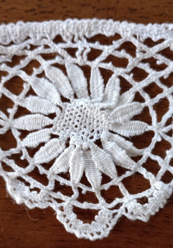 French Brocante 2 Pc Lace Trim Vintage White Scalloped Sunflower 2.5x46" - Picture 3 of 4
