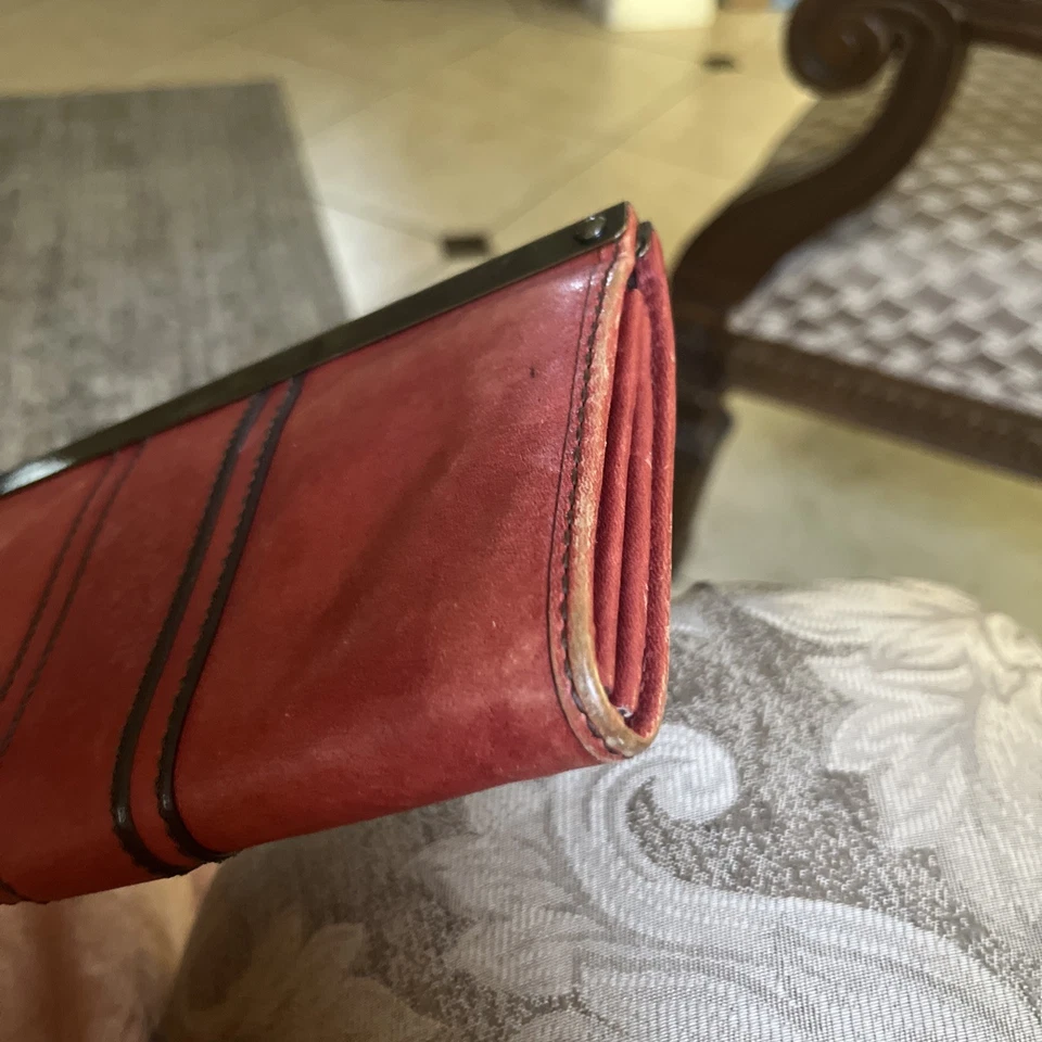 Bolso sin asas con marco de cuero envejecido rojo ladrillo Fossil Kayla herrajes con ojo de cerradura Foto 2 de 4