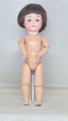 La joyeuse Mimi est une poupée de 42 cm de haut aux yeux bleus et au