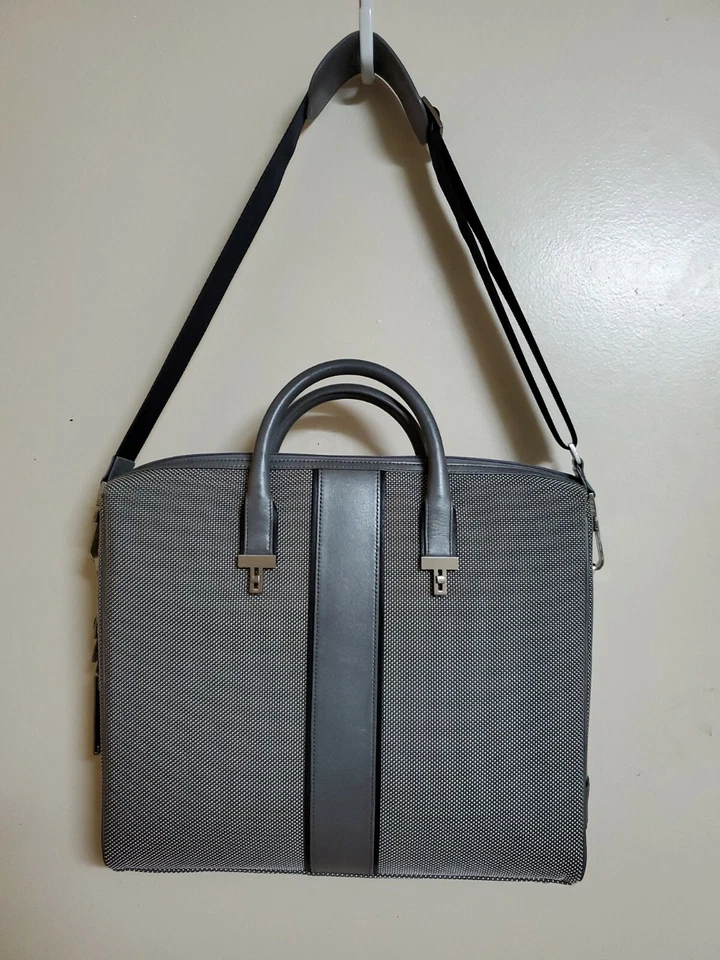 Tumi Slim Bolsa Portátil Color Plata Modelo Especial Foto 2 de 4