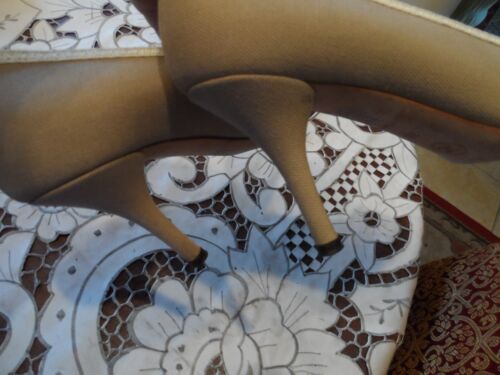 Chanel Beige Canvas Pumps W/ Ivory Trim & Floral Detail (+COA) Size 38B - Picture 19 of 22