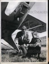 1957 Press Photo Randall Grimm Learns About Planes From Orin E. Swift