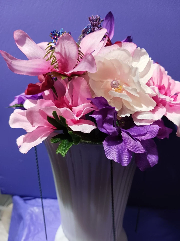 Jarrón de vidrio esmerilado vintage con arreglo floral artificial con cadena azul Foto 3 de 4