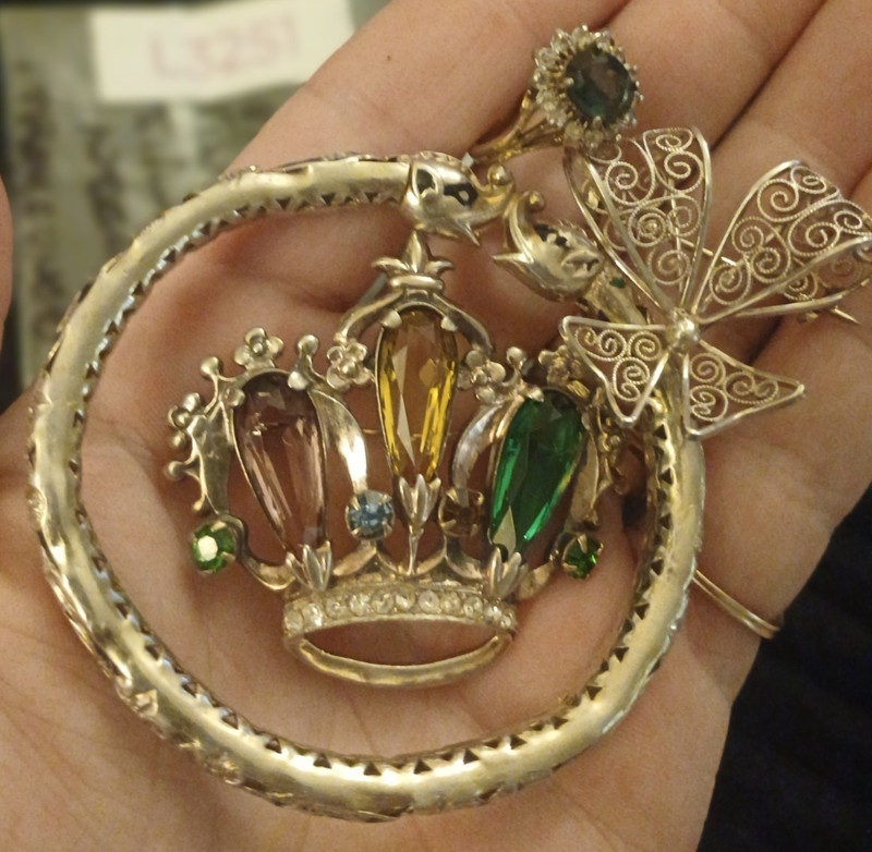 .925 SILVER LOT/2 BROOCHES, BRACELET, AND A RING/37.73 GRAMS (MULTISTONE)
