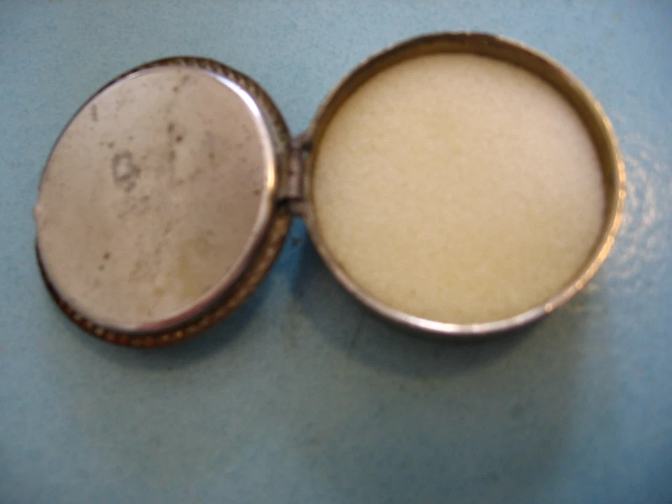 ANCIENNE Petite Boîte Pilulier en Métal argent Décor d une croix avec serpent - Photo 2/2