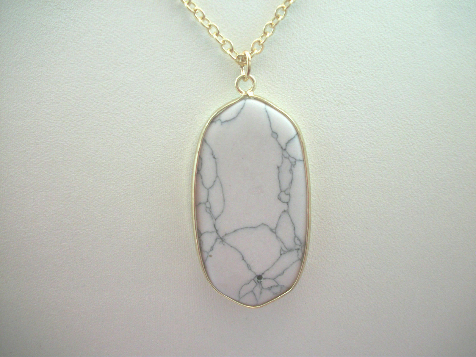 Вдохновленная жизнь $25 NWT Ожерелье с длинным Белым овальным камнем Кулон Золотой Омар