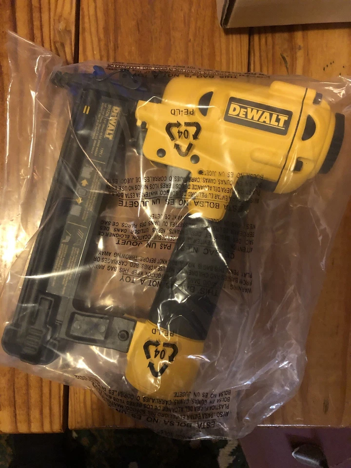 Точечный пневматический гвоздезабивной пистолет Dewalt 18 калибра brad. Новый в коробке - Изображение 3 из 4
