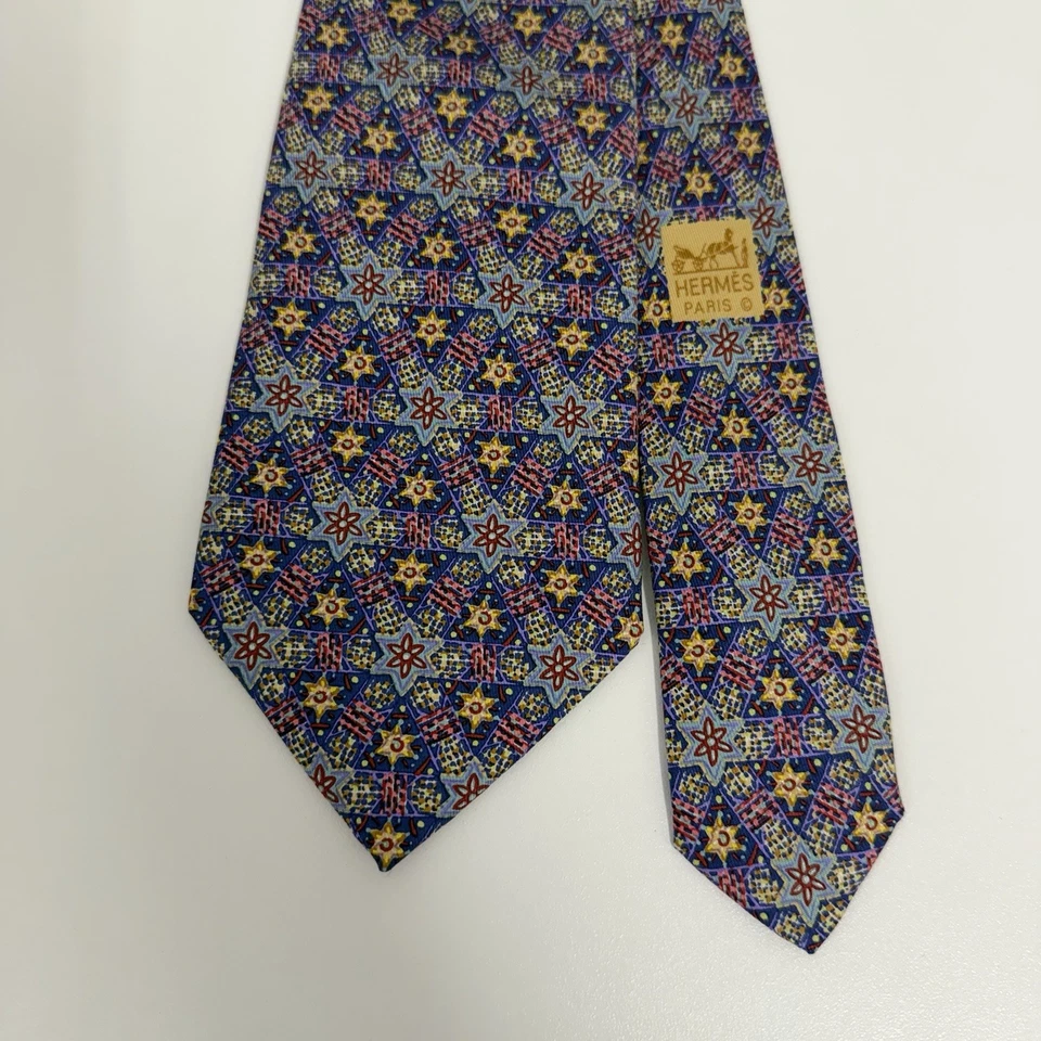 Gravata Hermes masculina Starburst floral multicolorida seda 7715 OA 3,5" (W) x 56" (L) excelente estado usado - Imagem 2 de 4
