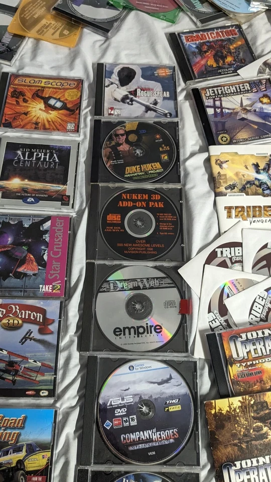 CD-ROM Disk PC Computer Games Lot Windows 95/98/ME - 44 Titles + 15 Demo Mixes - Image 4 of 4