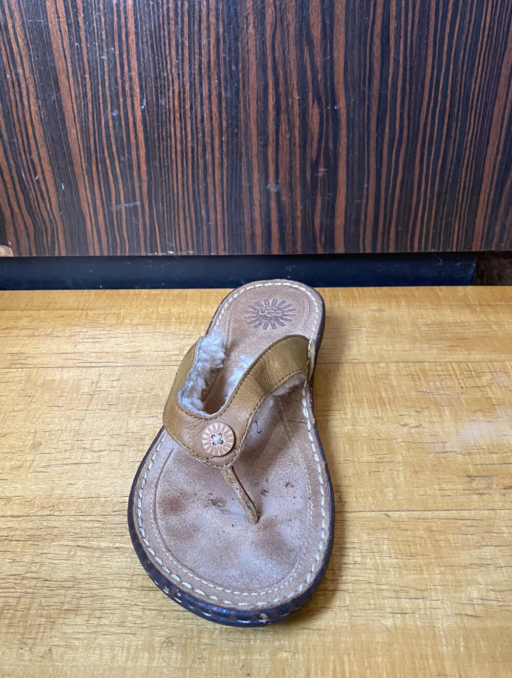 Sandali donna infradito UGG taglia 6 in pelle F8910A. Scarpa singola.