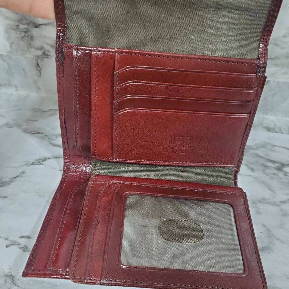Cartera de colección Wilson de cuero borgoña triple para mujer ranuras para tarjetas ventana de identificación Foto 3 de 4