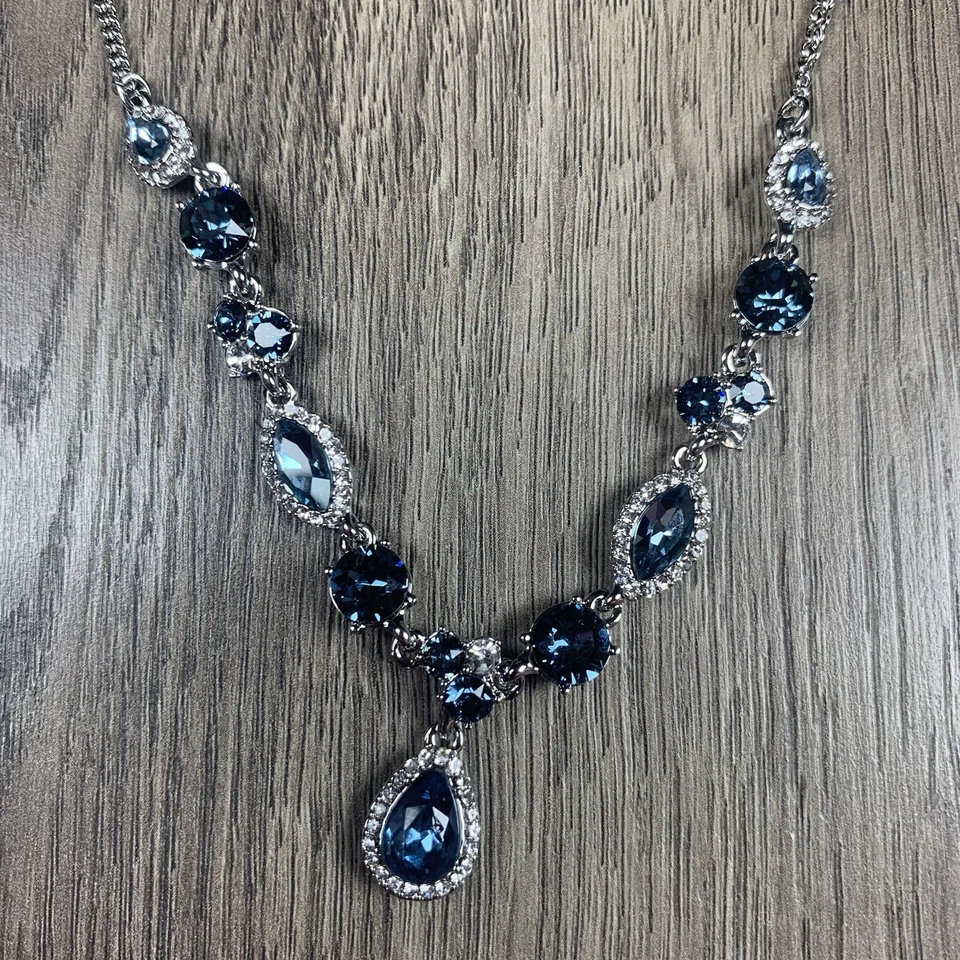 Collar colgante extensor de piedra de vidrio para mujer Givenchy de $80 color azul denim Foto 2 de 4