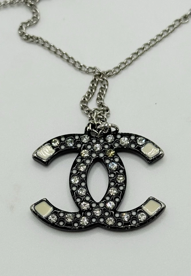 Auténtico. Collar Colgante CHANEL Negro Resjn Logo CC Cristal Princesa Espejo 2008 Foto 4 de 4