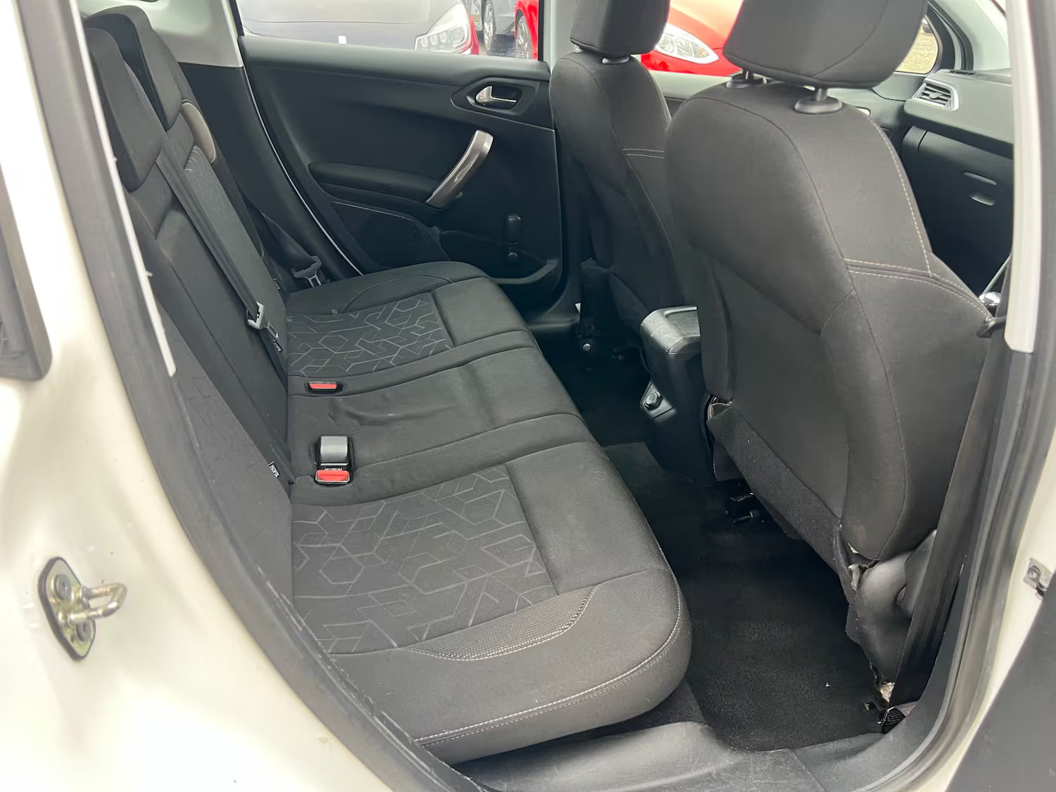 2015 Peugeot 2008, photograph 10