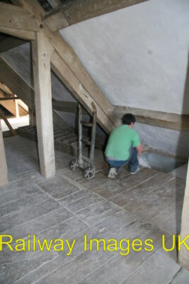 Foto - Charlecote Mühle - Befüllung der Getreidetonne um 2012