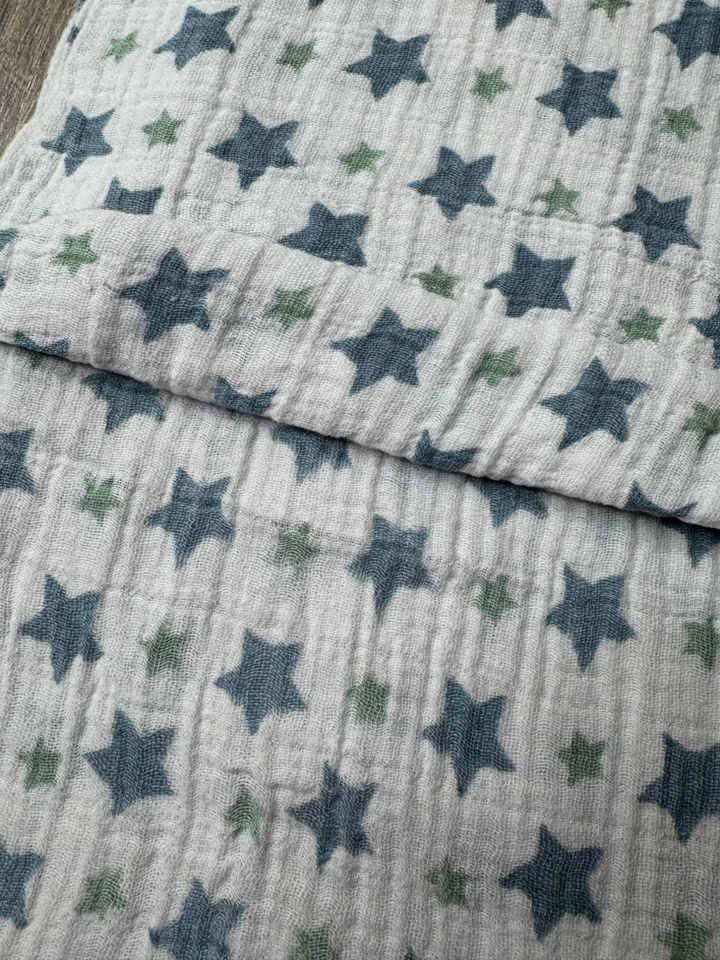 Manta de bebé de muselina de algodón Aden + Anais con estampado de estrellas azul y verde Foto 2 de 3