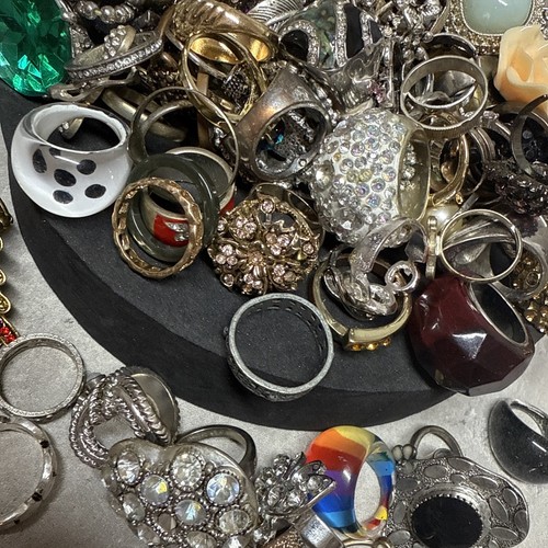 JOB LOT Costume Jewellery Rings Vintage/Modern x100 Bundle Party Craft Upcycle - Picture 9 of 11