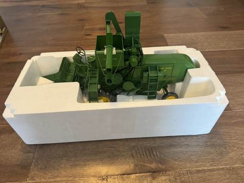 1/16 Ertl Toy John Deere 45 Combine Prestige Collection Series - Picture 7 of 7