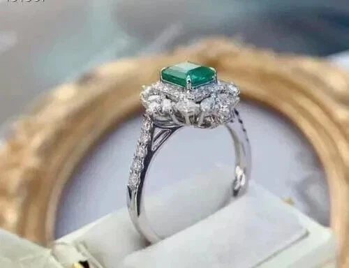 Anillo de plata enchapado en oro blanco de 14 quilates con corte esmeralda de 3 quilates creado en laboratorio Foto 3 de 4