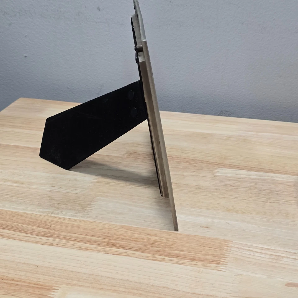 Marco de fotos de mesa con patrón de escotilla de cruz de peltre plateado para imagen de 5"x7" Foto 2 de 4