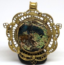 Antiguo vidrio romano con colgante de oro puro