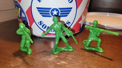 Toy Story Bucket O Soldiers 65 Green Army Men Thinkway Disney