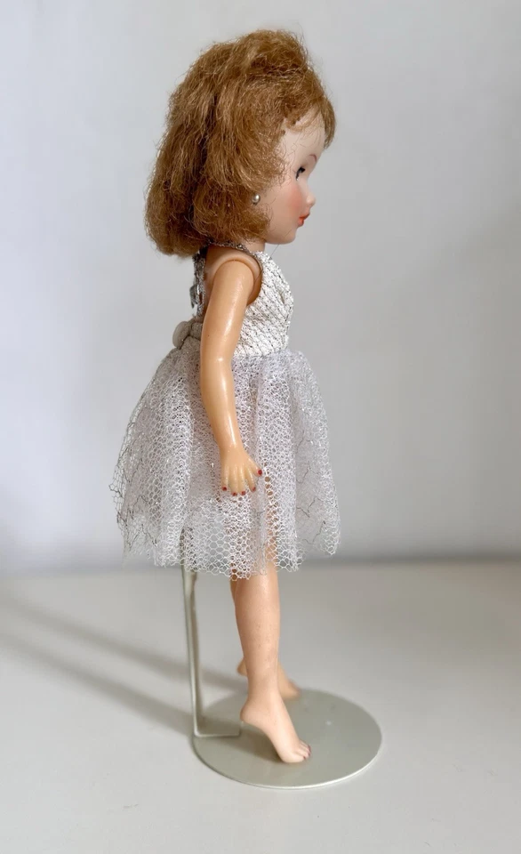 复古 20 世纪 50 年代 Horsman 10 英寸时尚娃娃睡眠眼睛根状头发白色连衣裙 — 第 3/4 张图片