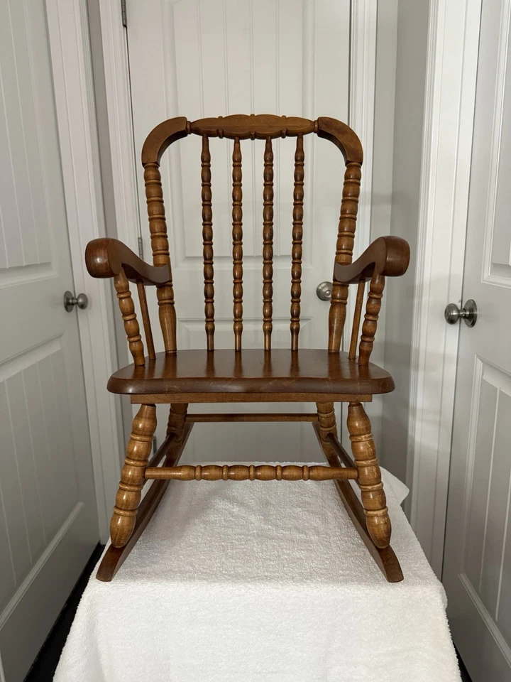 SOLO RECOGIDA LOCAL desde Santa Claus, IN. Mecedora infantil de madera Oak Hill Foto 2 de 4