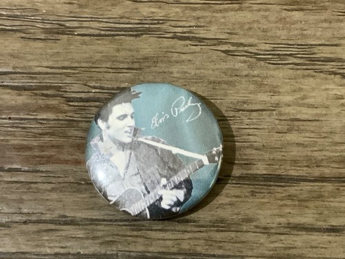 Collection of Thirteen Vintage Elvis Presley Pins Buttons - Picture 22 of 24