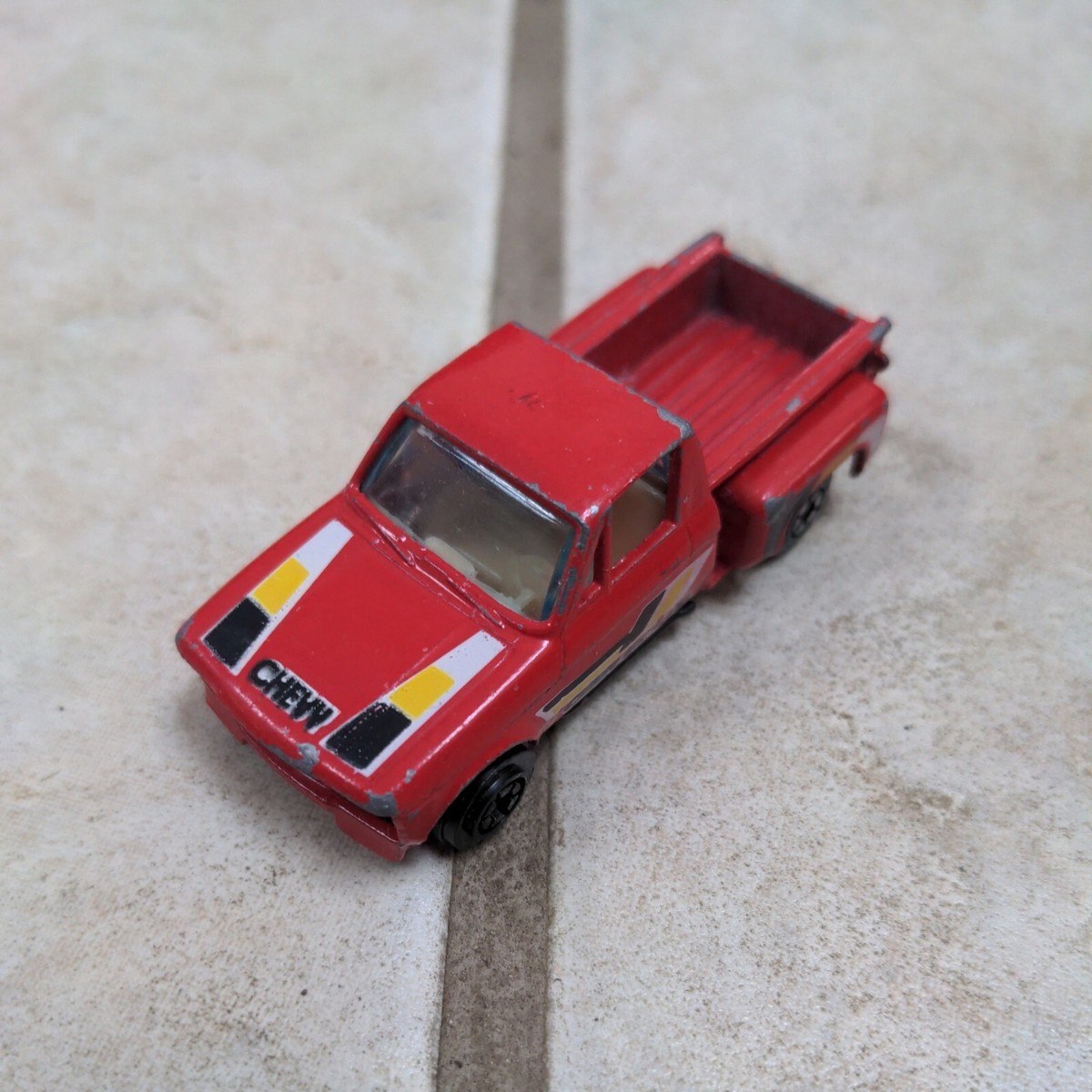 Yatming #1700 Chevy Stepside Pickup Truck Red 1/64 Scale Chevrolet