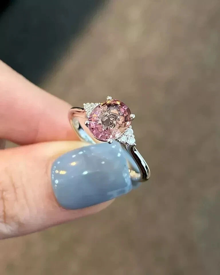 Alianza de oro blanco de 14 quilates con diamantes de turmalina rosa natural de 4,30 quilates de corte ovalado Foto 3 de 4