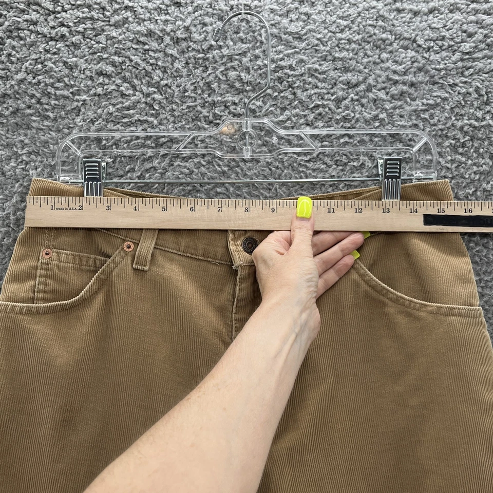 Calça Levis 910 feminina vintage anos 90 13 veludo bronzeado perna reta EUA 90s 32 polegadas costura interna - Imagem 4 de 4