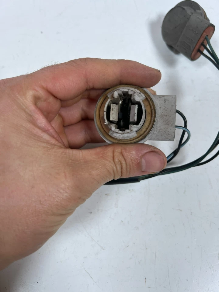 Оригинальный жгут проводов для перемычек задних фонарей Dodge Ram 1500-3500 1994-1995 годов выпуска 56017584 - Изображение 4 из 4