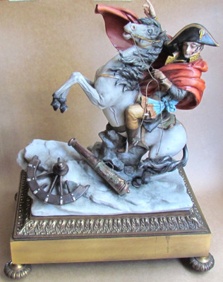 CAPODIMONTE FIGUR VON NAPOLEON AUF STÄNDER TYCHE BRUNO (12465)