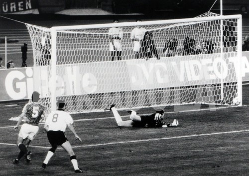Photo Presse Vintage Originale – Italie Vs Angleterre – Football 1980 – Brooking Et Tardelli – Tirage Argentique 20x15cm