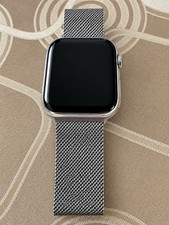 Apple Watch Series 4   44mm Edelstahlgehäuse mit Milanaise Armband in Edelstahl