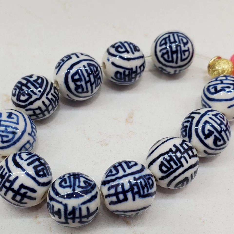 Pulsera elástica de porcelana azul y blanco Chinoiserie gruesa con cuentas con borla rosa Foto 4 de 4