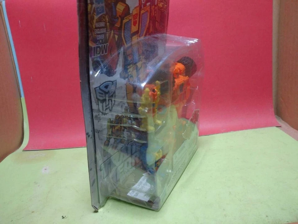 Extremely rare Unopened Transformers Generations Autobot Scoop - Image 4 of 4