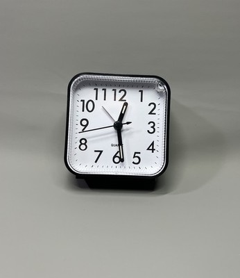 Nicht tickender leiser Wecker klassisch klein quadratisch große Ziffern Nachtlicht 8 cm