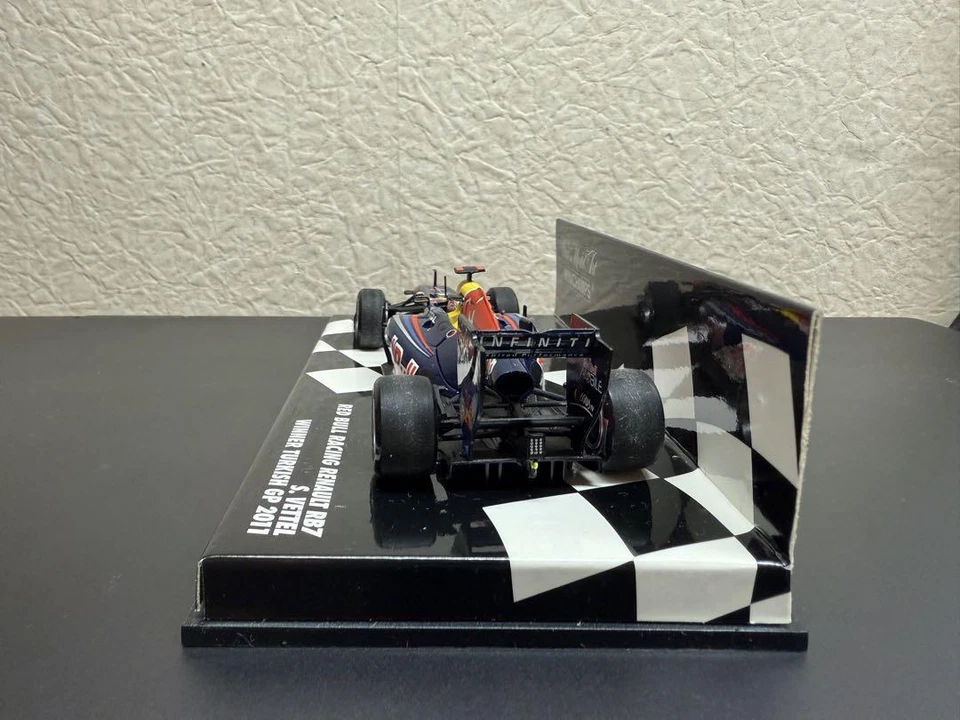 MINICHAMPS 1/43 Red Bull Renault RB7 Vettel Webber Constructors Champions 2011 Foto 4 de 4