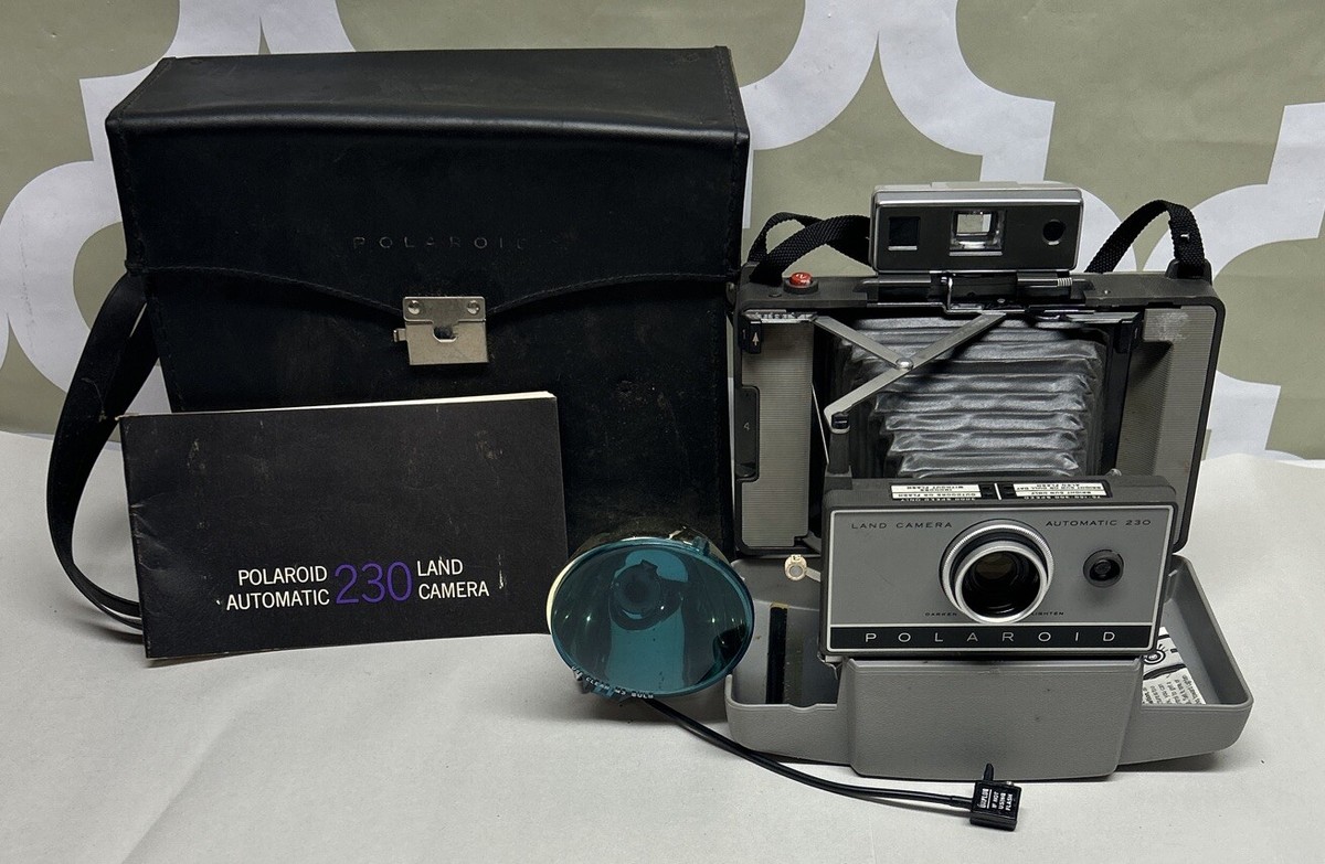 Vintage Polaroid Land Camera Automatic 230 Kit w/ Flash, Case