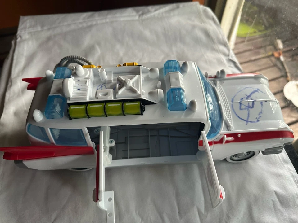 2021 电影 Ecto 救护车 — 第 3/3 张图片