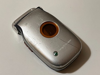 Sony Ericsson z200 Silver color Vintage Cell phone Untested