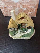 David Winter Daisy Cottage SIGNED British Hand made and Hand Painted