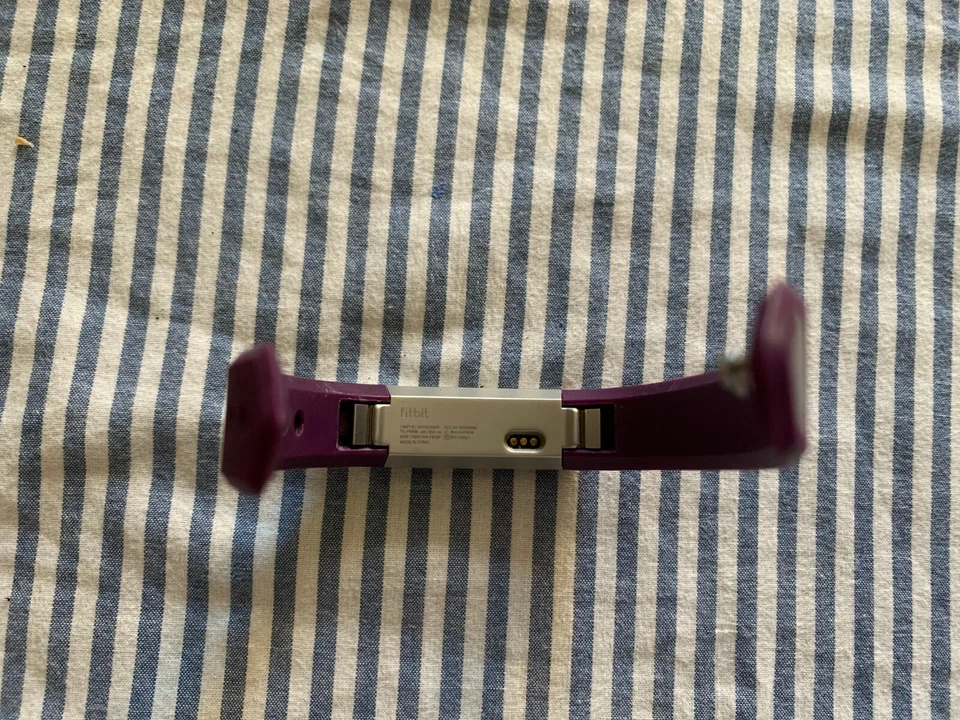 Rastreador de fitness Fitbit Alta, plateado/ciruela, pequeño (5,5 - 6,7 pulgadas) como no funciona Foto 4 de 4