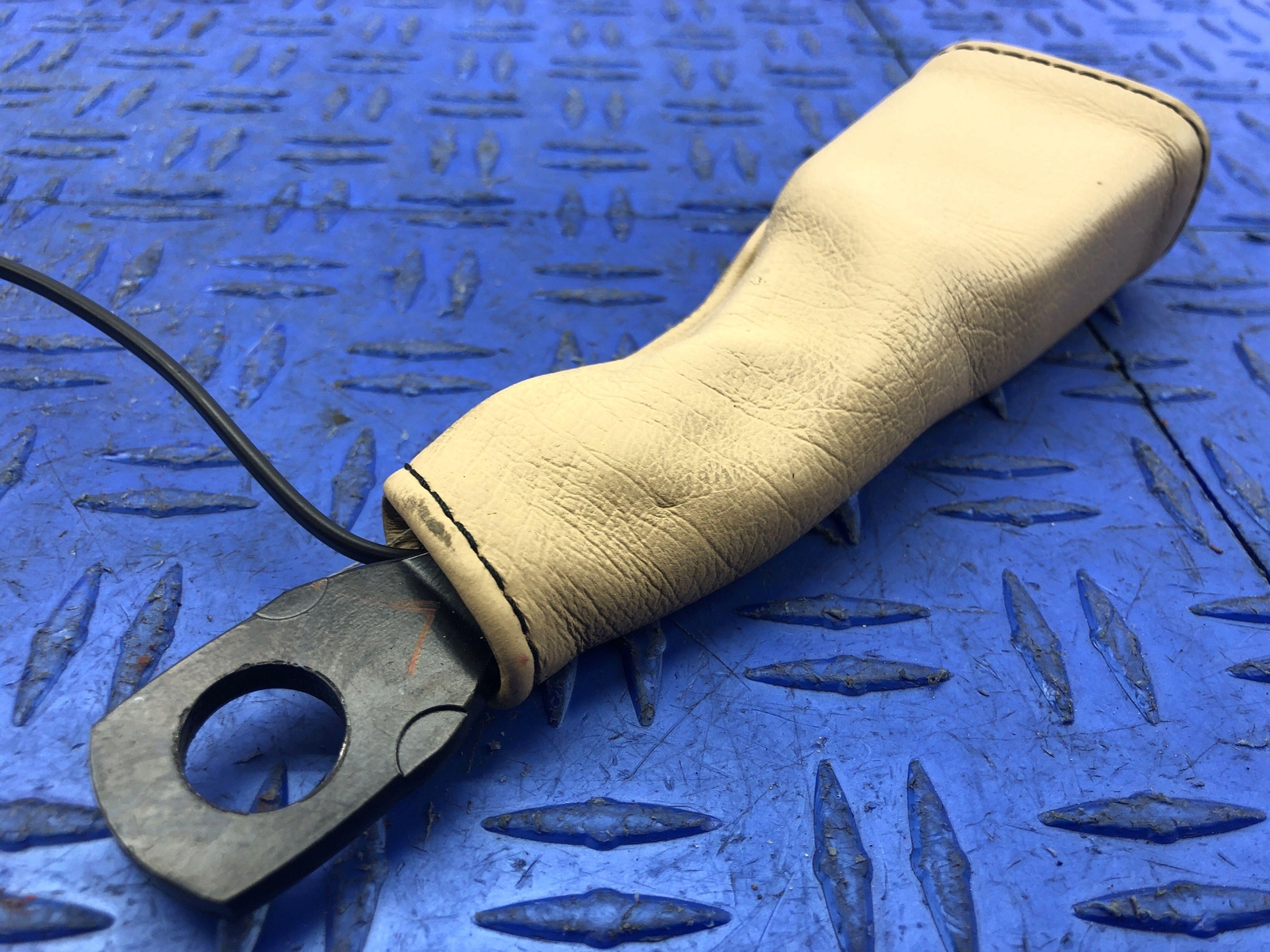 2008-2019 MASERATI GRANTURISMO FRONT LEFT SEAT BELT BUCKLE BEIGE OEM 2013 2012